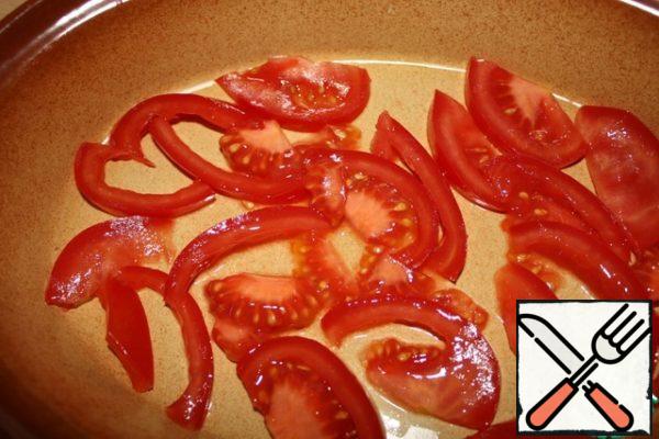 Tomatoes cut into thin plates.
On the bottom of the form to put part of the tomato.