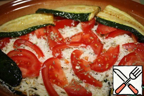 Then put the tomatoes zucchini, add salt, sprinkle with grated cheese and dried Basil.
And then repeat the layers, tomato, zucchini, cheese.