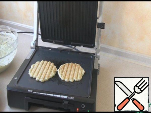 Lightly lubricate the waffle iron with sunflower oil, put one tablespoon of dough and bake the waffles. I baked on an electric grill. Served scalding hot with sour cream. Enjoy your meal!