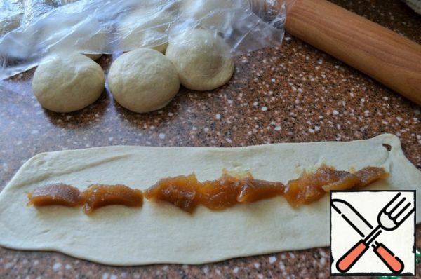 Divide the dough into pieces of 72 g, 15 pcs.
Roll into buns and, covered, leave to "rest" for 10 minutes.
FIRST, A "CLOSED BUD" IS FORMED:
roll the bun into a long rectangle,
spread 1.5 tsp of jam.
