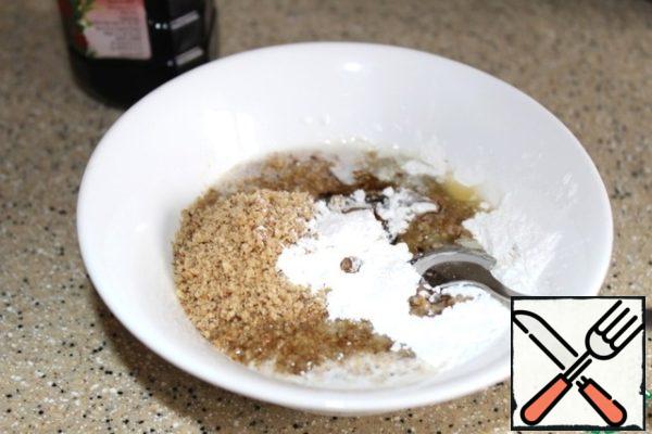 Mix everything in a separate container, it turns out a mass similar to thick sour cream.
