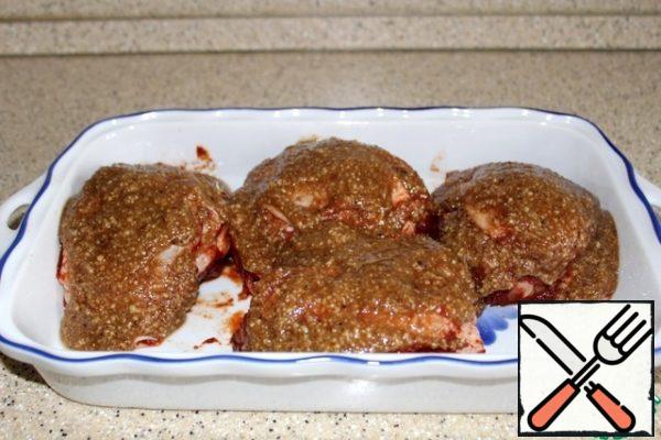 Spread the breading mixture on pieces of chicken, then put the pieces in a baking dish, you can do it immediately in the container. Since I use ceramics, then put in a cold oven, bring the temperature to 200 degrees and bake for 30 - 35 minutes, until Golden brown.