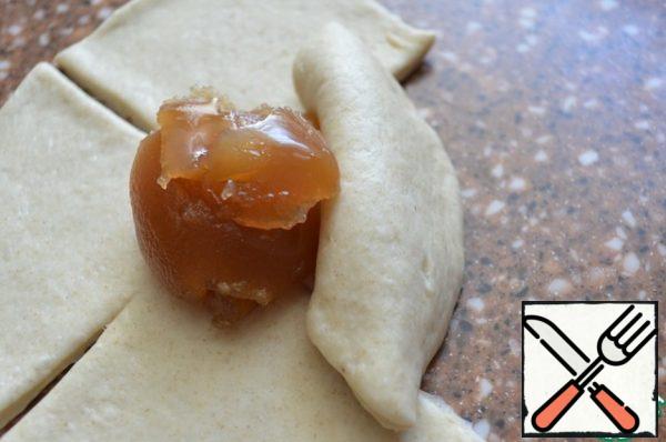 Put 1.5 tsp of jam in the middle,
stretching and twisting one slice, wrap the jam.
