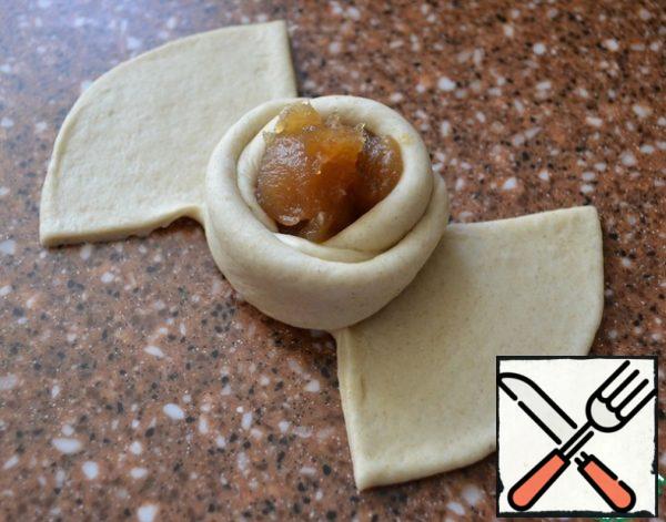 Then also do the opposite.
Repeat this with all four wedges.
Put the blanks into the mold.
