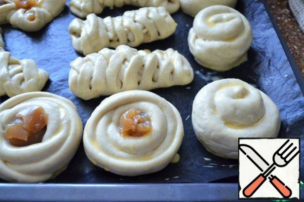 Lubricate the finished blanks with a mixture of yolk and milk.
We send it to the preheated oven.
