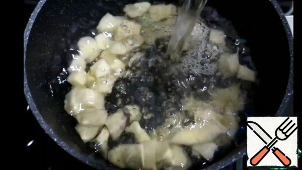 Peel the potatoes, cut into small pieces. Put in a saucepan, pour water and put on fire.