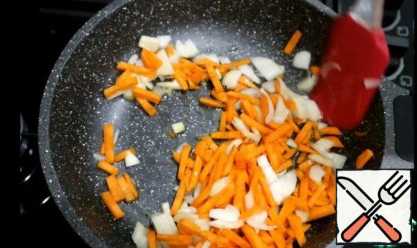 While the potatoes boil, prepare the roast. To do this, cut the onion and tomato into cubes. Carrots are straws. Heat a frying pan, pour vegetable oil and add onions and carrots. Fry until vegetables are soft.