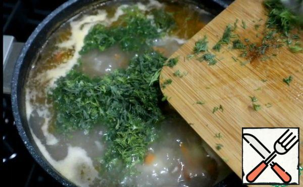At the end, add the herbs and cook the soup for another 2 minutes. Cover the pan and remove from the heat.
Delicious and quick soup with tuna and tomatoes is ready! Bon appetit to everyone!