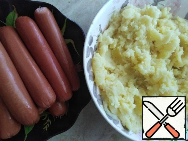 MAKE FILLING:Boil potatoes and make mashed potatoes. Sausages to boil.