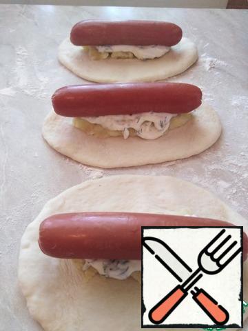 Each ball is rolled into an oval shape, put 50 gr puree, top 15 gr sauce and sausage.