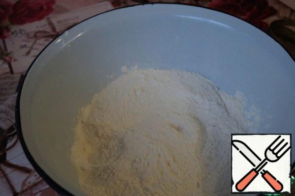 Mix all the dry ingredients in a bowl - flour, salt, sugar and baking powder for the dough.
