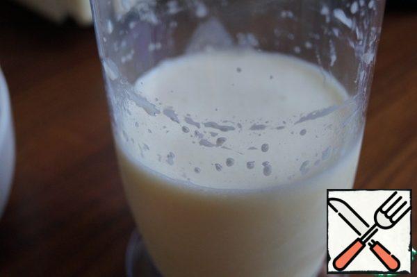 In a separate container, mix the milk, ricotta, vegetable oil and yolks. If desired, you can use any other cream cheese.
