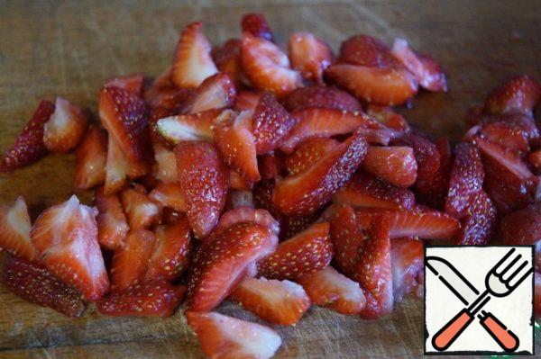Cut the strawberries into small slices.
