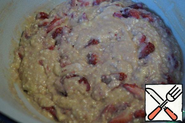 Gently mix all the ingredients with a spatula, adding last of all proteins and strawberries.

