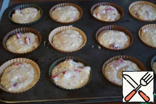 Spread the dough into molds, filling them almost to the top, and bake in a preheated 180 degree oven until ready, 20-25 minutes
