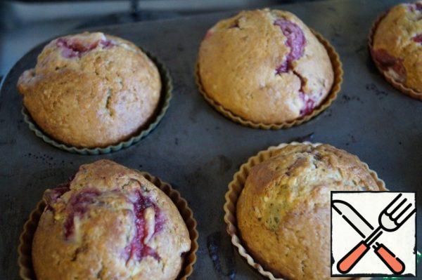 The finished muffins should cool down.
