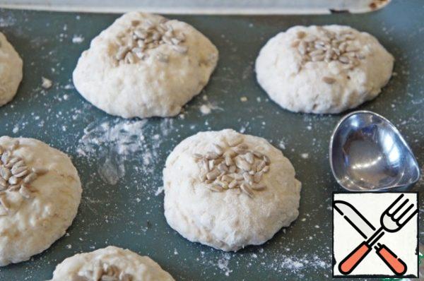 Place the balls on a baking sheet. The oven to include at 200*C.
Buns sprinkle with seeds.