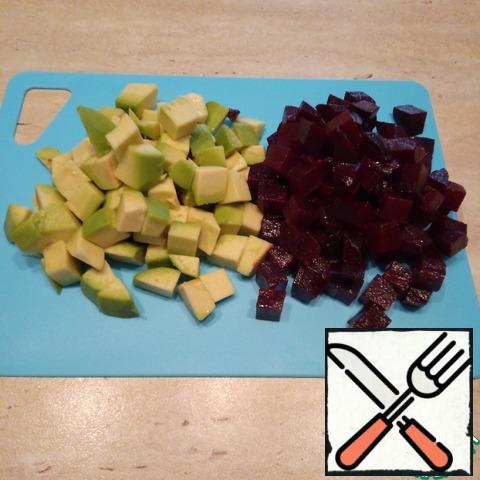 Avocado clean, remove the seeds, cut into medium dice. Sprinkle with lemon juice.
Peel beets and cut into medium cubes.