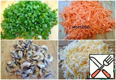 Carry out preparatory work: green onions and mushrooms cut, carrots and cheese chop.