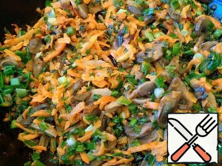 In butter and fry about three minutes the carrots, add the onion and mushrooms. All together fry for another 3 minutes.