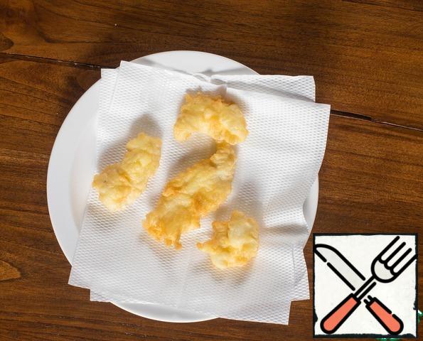 Prepare paper towels, which will spread fried pieces. Get the pieces of dry batter, dip in a wet batter and deep-fry 2-3 PCs on one tab. Fry until Golden brown and spread on a paper towel.
