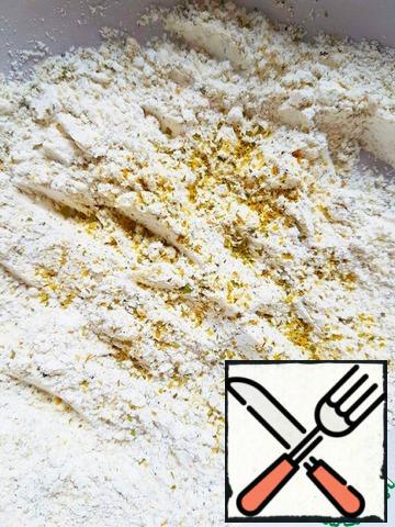 Mix the flour,Khmeli-suneli, garlic.