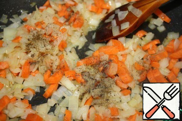Finely chop the onions and carrots.
Fry in oil with the addition of pepper.