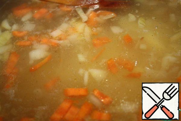 Peel and chop the potatoes and rinse the rice.
Boil water and add potatoes and rice.
Boil for 10 minutes, then add the onions and carrots, cook until tender.