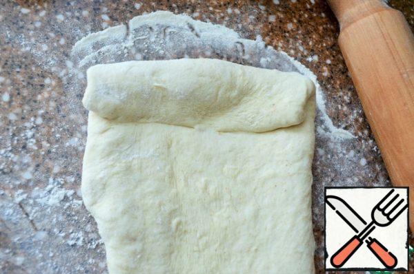 Molding baguette.
Roll out the bun into a long oval, roll it up on top.
