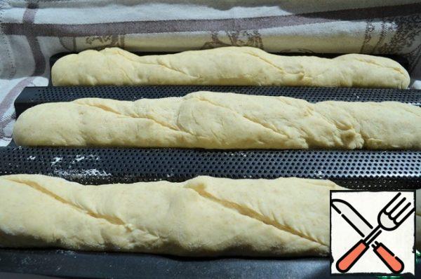 After 10 minutes, turn on the oven to preheat to 220 degrees.
Make incisions on the blanks, cover again.
