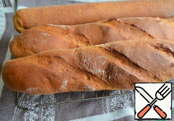 Bake for 10 minutes at a temperature of 220 degrees, then 20-25 minutes at a temperature of 200 to "dry the chips". Focus on your oven. Cool the finished dish on the grill under a linen towel. Baguette weight 260 g..