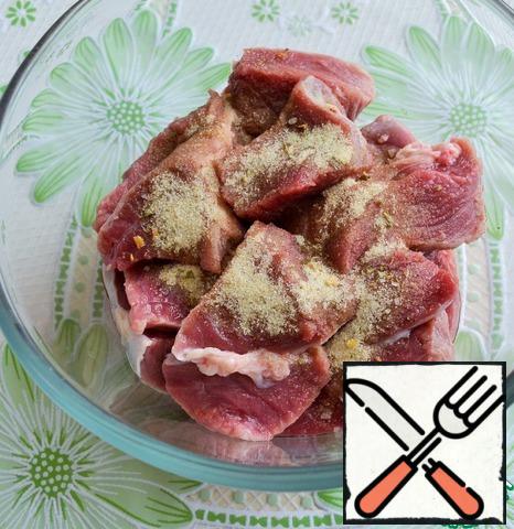 The time is indicated without taking into account the salting of meat.
To prepare a "false" game. To do this, cut and salt the beef, put in the refrigerator for a day, while two or three times to mix.
PS: suggest at this point to add a few juniper berries.
