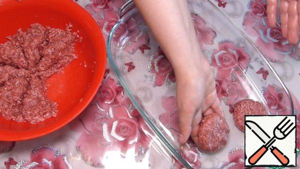 Add 1 raw egg to the minced meat. Add salt, black pepper and spices to taste. Mix and whisk the minced meat.
Divide the minced meat into 8 parts.
Form a cake from each part and put it in a greased 1 tbsp vegetable oil baking dish.
