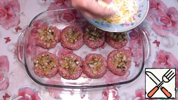 Spread in the recesses of fried onions with mushrooms.
On top lay eggs.