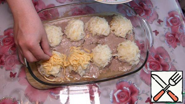 Then grate the cheese on a coarse grater, sprinkle the meatballs with cheese and send them to the oven for another 15-20 minutes without foil.
