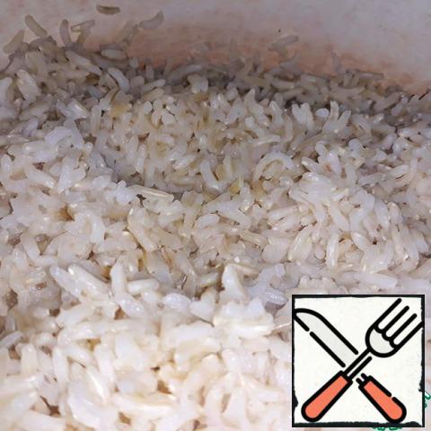 Washed rice. Fill it with water in a ratio of 1 to 2. Cook for about 20 minutes;