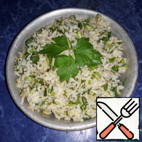 After the rice is cooked: pour the chopped arugula into it and mix thoroughly.
The output is 2 servings of 390 grams. Per serving 477 calories, 11.4 protein, 1.2 fat, 105 carbs. This is a very nutritious Breakfast that will not starve throughout the day.
It can also be decorated with your favorite fruits, nuts and so on. I decorated it with parsley.
Porridge turns out very fragrant, with a peculiar taste due to arugula. Bon appetit!