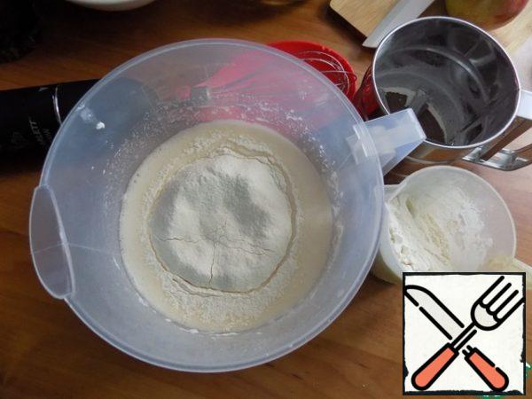 Mix flour with baking powder. Sift and combine again. Add a pinch of salt. Whisk everything a little until smooth.

