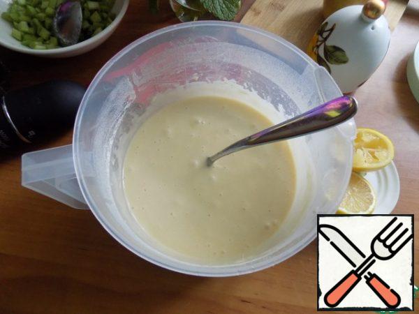 The dough is ready, squeeze the juice out of half a lemon and add the zest. Stir with a spoon.
