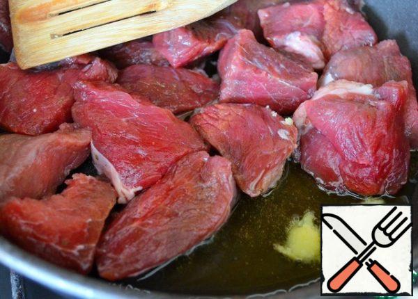 Turn on the oven for heating.
The meat of the beef thickened, became darker and soaked with aromas.
Fry it on a mixture of oils until Golden brown.