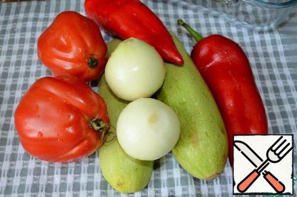 Wash the vegetables, peel the onions.
