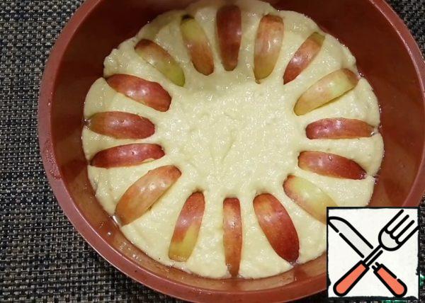 Apples cut into slices and put on top of the dough.
Place in a preheated oven for 35-40 minutes at 180 degrees.