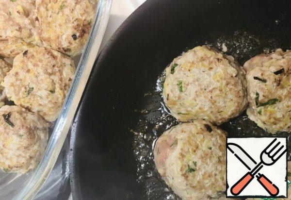 Meatballs lightly fry in a pan on both sides, put in a bowl that can be put on the stove or in the oven.