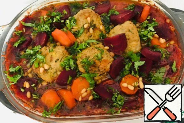 Pour the sauce over the meatballs, add pieces of boiled beetroot, pine nuts, 1 tablespoon of finely chopped parsley, cover with a lid, put on a slow fire on the stove or in the oven, preheated to 180 °, for 20 minutes, until ready.
