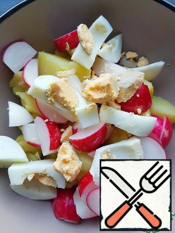 Chop coarsely the potatoes, radishes and protein from eggs. Break the yolk with your hands.