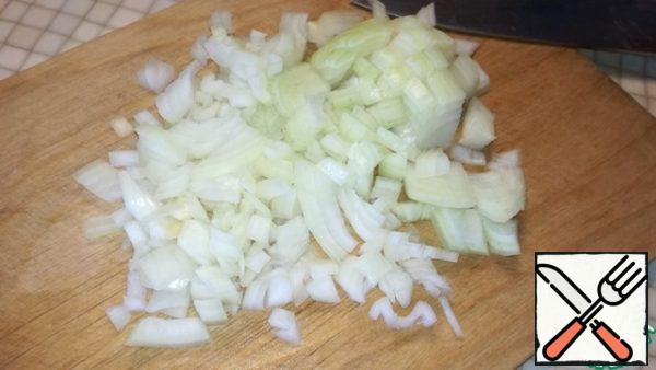Onions clean, wash. Cut into small cubes.