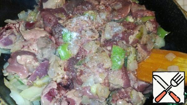 During this time, the liver is washed and cut into small pieces. We send it to the frying pan with onions and bell peppers. Salt and pepper. To interfere. Fry for 10 minutes.
