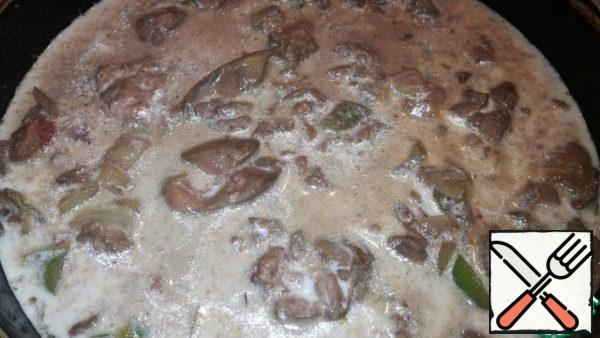 Pour the cream so that it almost covers the liver. Simmer on low heat for 15 minutes.
