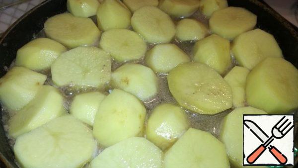 Clean potatoes, wash and cut into rings. Put on top of the liver, salt to your taste. Cover and leave for 15 minutes.