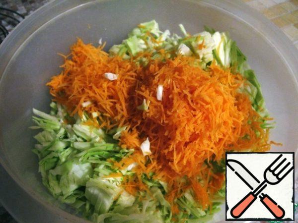 The cabbage and carrots to chop thin. Sprinkle with salt and sugar, RUB with hands.